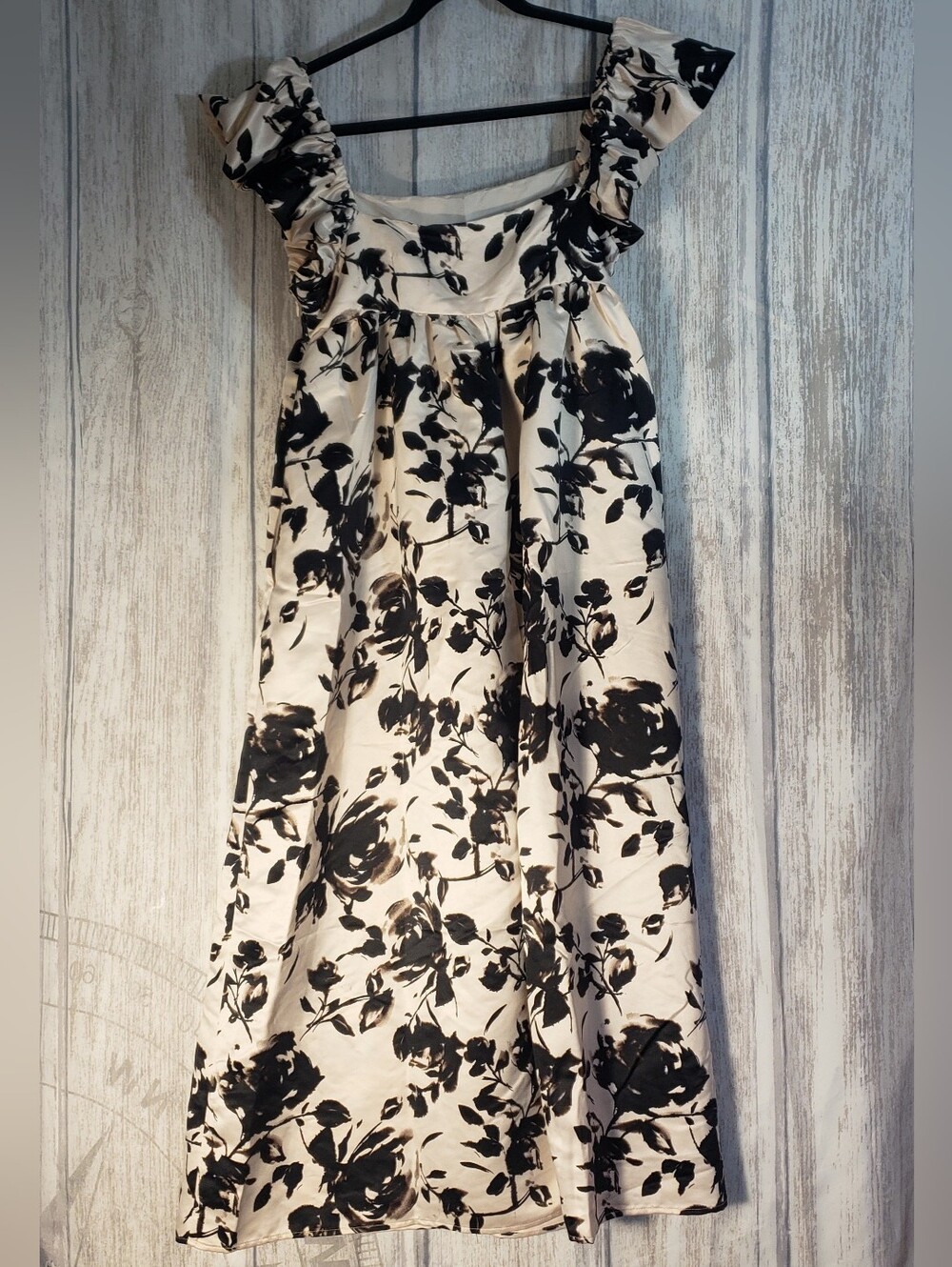 La Cera empire-waist maxi dress black & cream floral Size Medium NWT